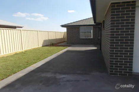 Property photo of 12 Hindmarsh Esplanade Dubbo NSW 2830