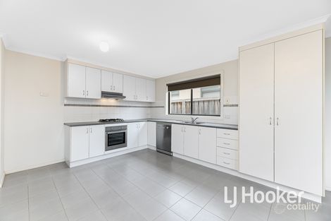 Property photo of 16/31 Syme Road Pakenham VIC 3810
