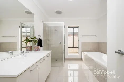 Property photo of 24 Mallacoota Drive Kialla VIC 3631