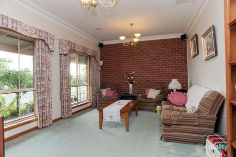 Property photo of 2 Lucern Close Romsey VIC 3434