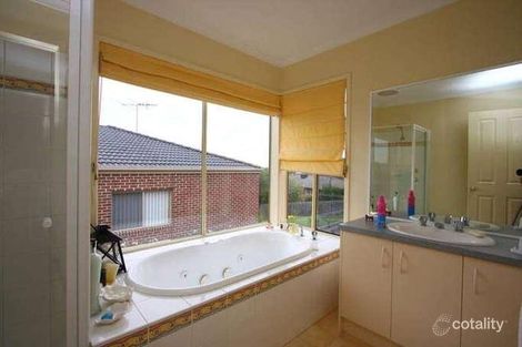 Property photo of 8 Kuranda Crescent Berwick VIC 3806