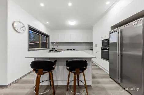 Property photo of 4 Eddie Barron Terrace Pakenham VIC 3810