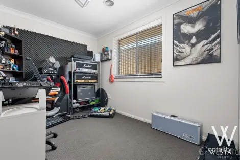 Property photo of 10 Byrne Close Kelso NSW 2795