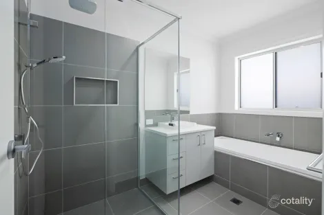 Property photo of 2/74 Westacott Crescent Baranduda VIC 3691