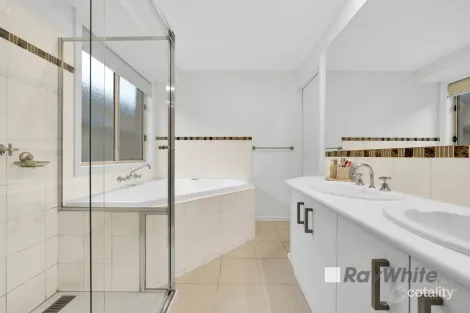 Property photo of 10 Mallett Grove Lyndhurst VIC 3975