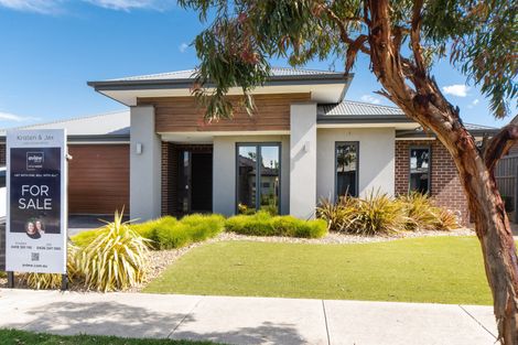 10 Canopy Gr, Cranbourne East, VIC 3977