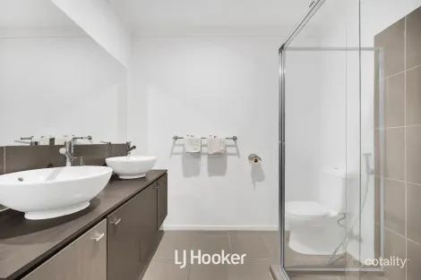 Property photo of 16 Oregano Drive Lynbrook VIC 3975