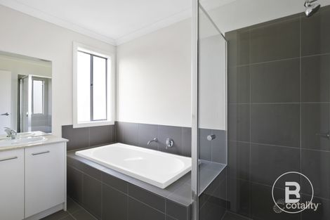 Property photo of 18 Silver Leaf Way Winter Valley VIC 3358