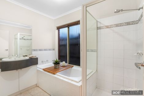 Property photo of 12 Koombahla Court Werribee VIC 3030
