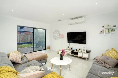Property photo of 17 Deegan Way Cranbourne East VIC 3977