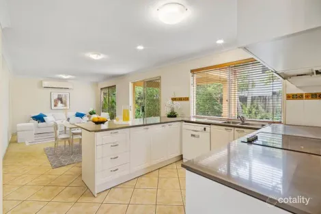 Property photo of 18 Oakridge Place Molendinar QLD 4214