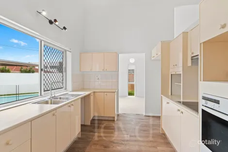 Property photo of 57 Kalimna Drive Broadbeach Waters QLD 4218