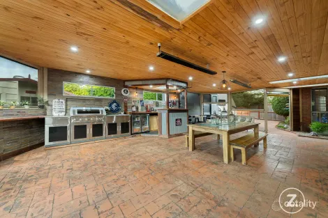 Property photo of 10 Deanswood Place Brookfield VIC 3338