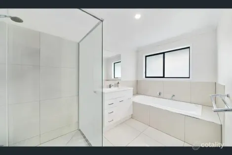 Property photo of 100 Pepper Tree Drive Holmview QLD 4207