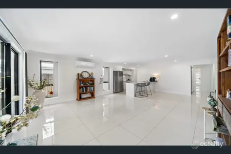 Property photo of 100 Pepper Tree Drive Holmview QLD 4207