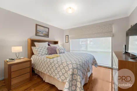 Property photo of 3 Yarrawah Crescent Bourkelands NSW 2650