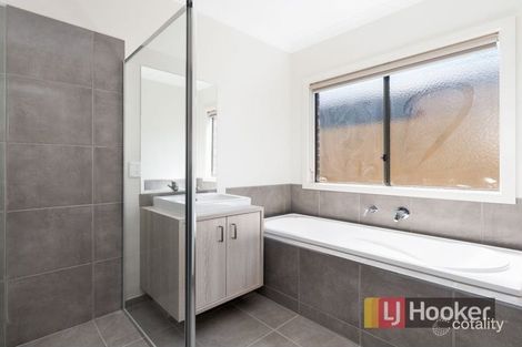 Property photo of 18 Chevrolet Road Cranbourne East VIC 3977