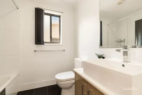Property photo of 2/30 Taylor Place Mackenzie QLD 4156