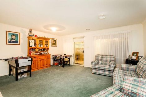 Property photo of 16 Cobblestone Green Caroline Springs VIC 3023