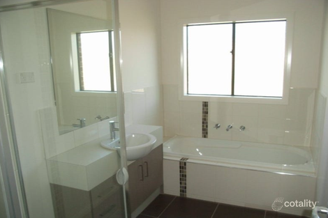 Property photo of 28 Paringa Avenue South Morang VIC 3752