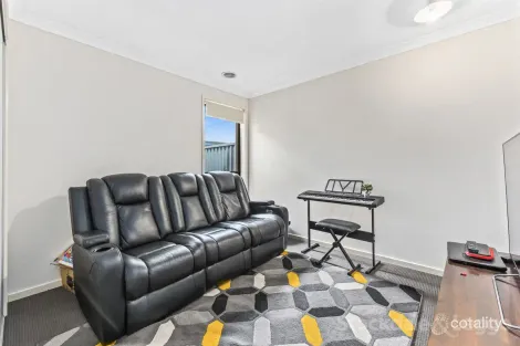 Property photo of 13 Lanthorn Crescent Cranbourne East VIC 3977