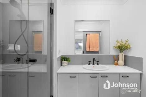 Property photo of 2/3 Arundel Drive Arundel QLD 4214