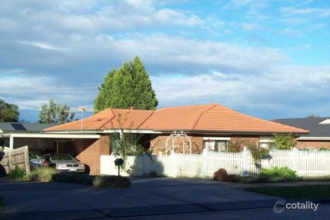 Property photo of 19 Oxley Way Endeavour Hills VIC 3802