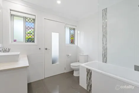 Property photo of 2/6 Warrie Close Paradise Point QLD 4216