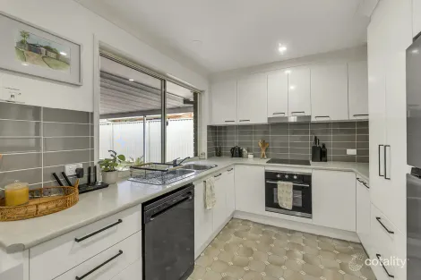 Property photo of 34 Jonquil Circuit Flinders View QLD 4305