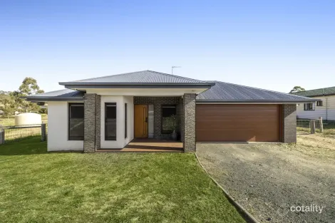 54 Phipps Dr, Meringandan West, QLD 4352