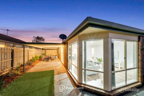 Property photo of 2 Gillian Place Pakenham VIC 3810