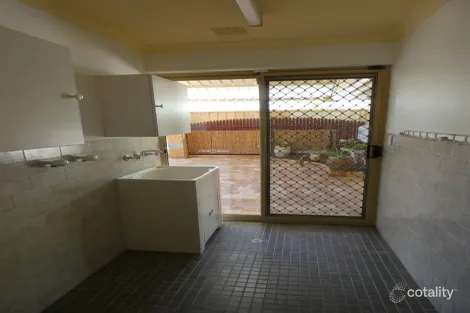 Property photo of 14B Nissen Place Swan View WA 6056