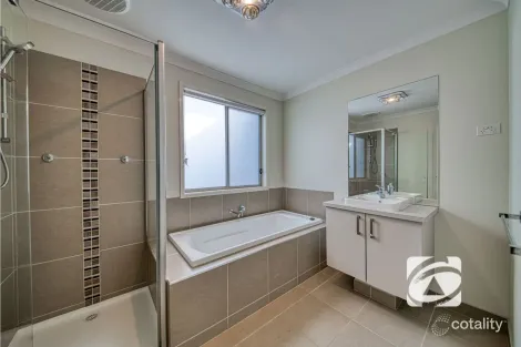 Property photo of 310 Casey Fields Boulevard Cranbourne East VIC 3977