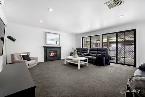 Property photo of 2 Huckson Rise Dandenong North VIC 3175