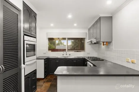 Property photo of 32 Rowellyn Avenue Carrum Downs VIC 3201