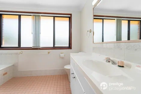 Property photo of 8 Cressbrook Drive Wattle Grove NSW 2173