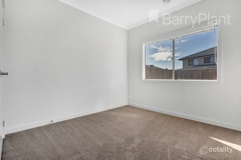 Property photo of 32 Rowena Way Mickleham VIC 3064