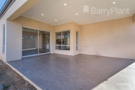 Property photo of 32 Rowena Way Mickleham VIC 3064