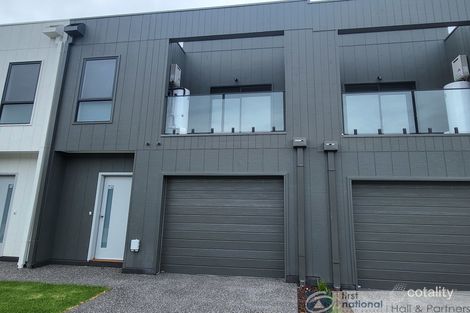 8 Limestone Dr, Berwick, VIC 3806