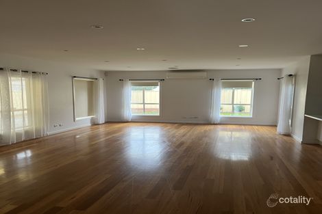 Property photo of 16 Hawthorn Way Caroline Springs VIC 3023