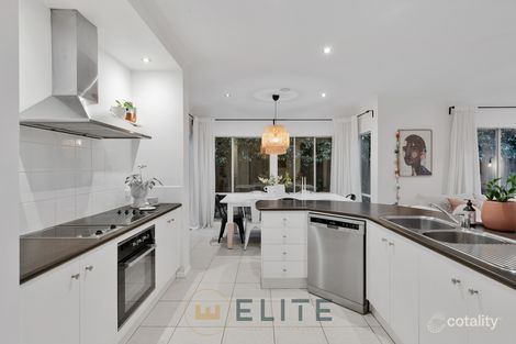 Property photo of 10 Sundial Court Berwick VIC 3806