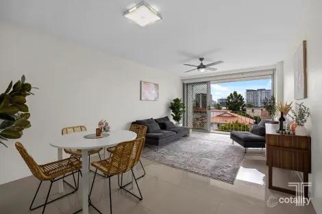11/223 CAVENDISH RD, COORPAROO, QLD 4151