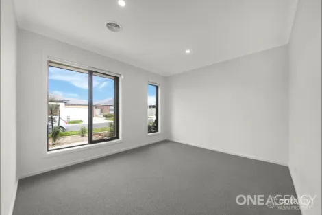 Property photo of 16 Myrtleleaf Street Tarneit VIC 3029