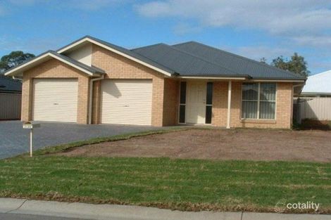 Property photo of 2/66 Hargreaves Circuit Metford NSW 2323