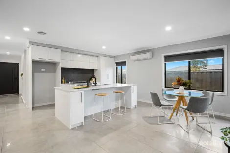 Property photo of 31 Frontier Circuit Tarneit VIC 3029