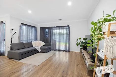 Property photo of 32 Tweed Road Clyde North VIC 3978