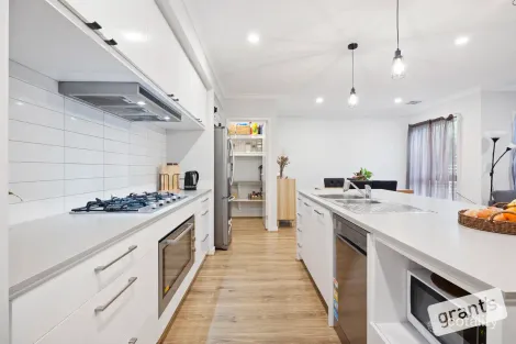 Property photo of 32 Tweed Road Clyde North VIC 3978