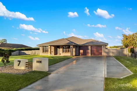 7 Twin Creeks Dr, Luddenham, NSW 2745