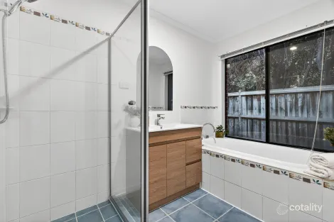 Property photo of 13 Findon Way Berwick VIC 3806