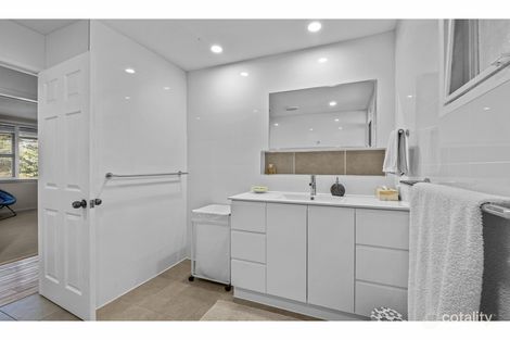 Property photo of 29 Ilkinia Avenue Broadbeach Waters QLD 4218